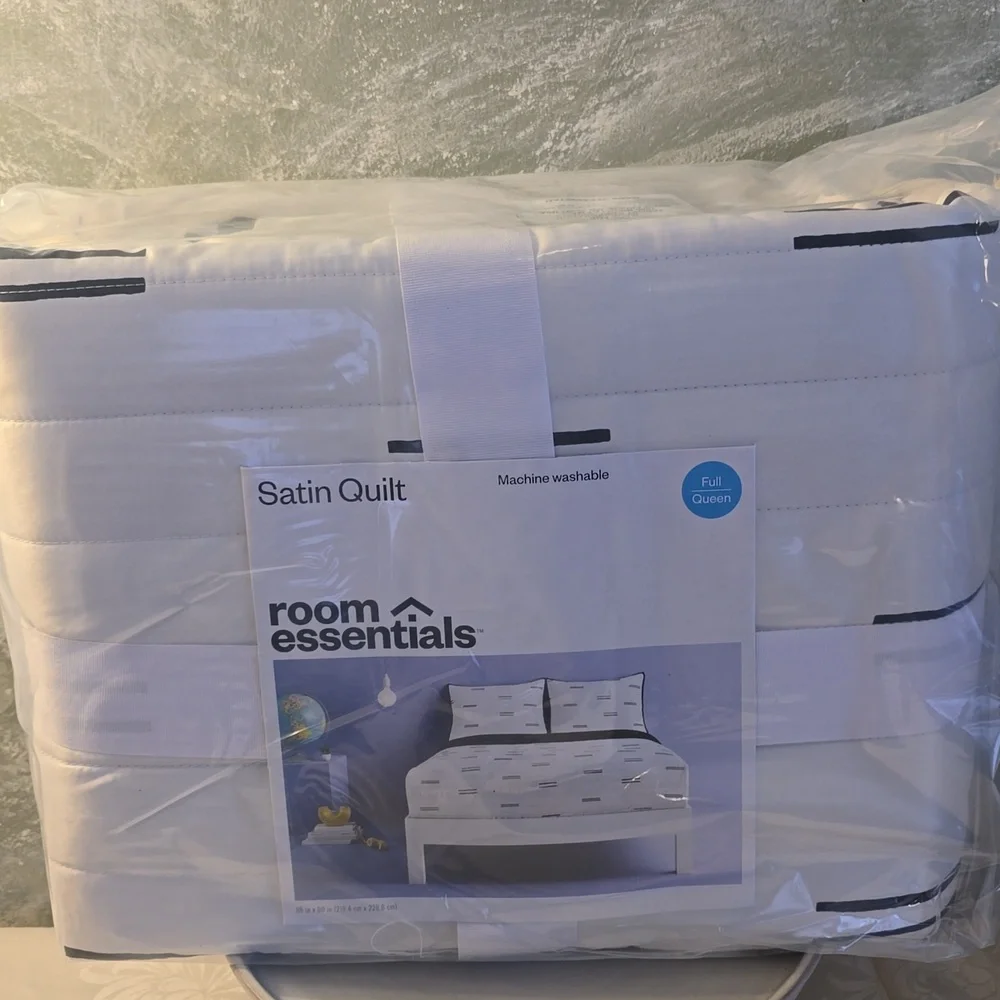 Room Essentials Satin Quilt White & Black Bars Midweight Sateen Full/Queen New
